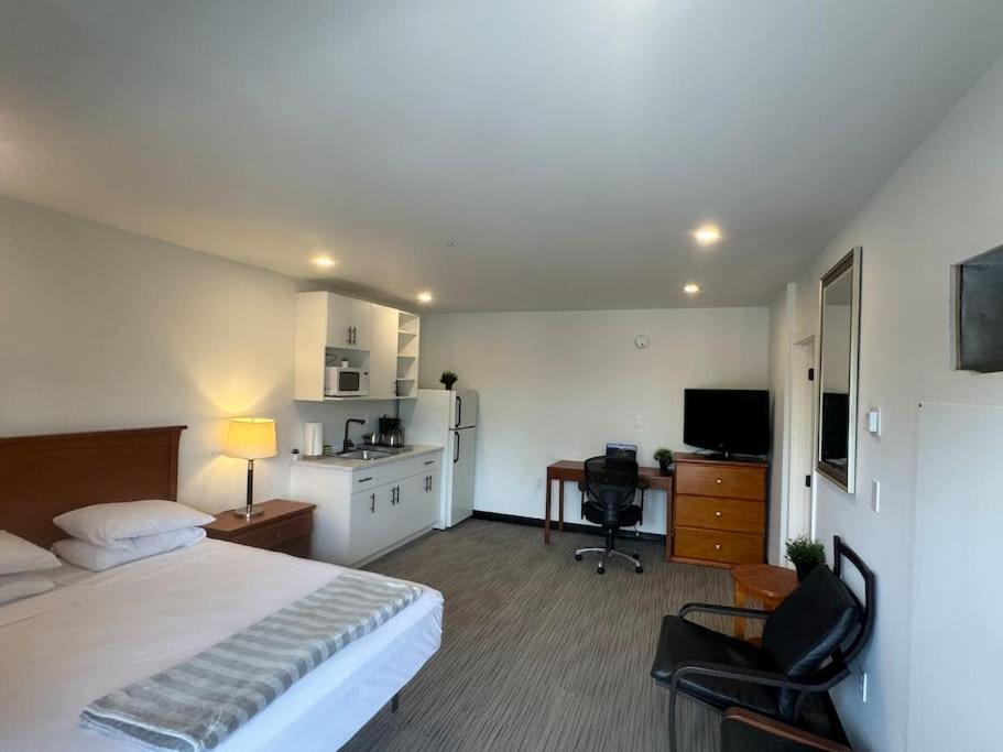 Cozy With Kitchenette - 9 * Edmonton