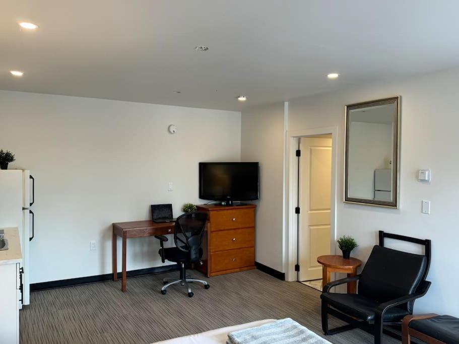 Cozy With Kitchenette - 9 Apartment